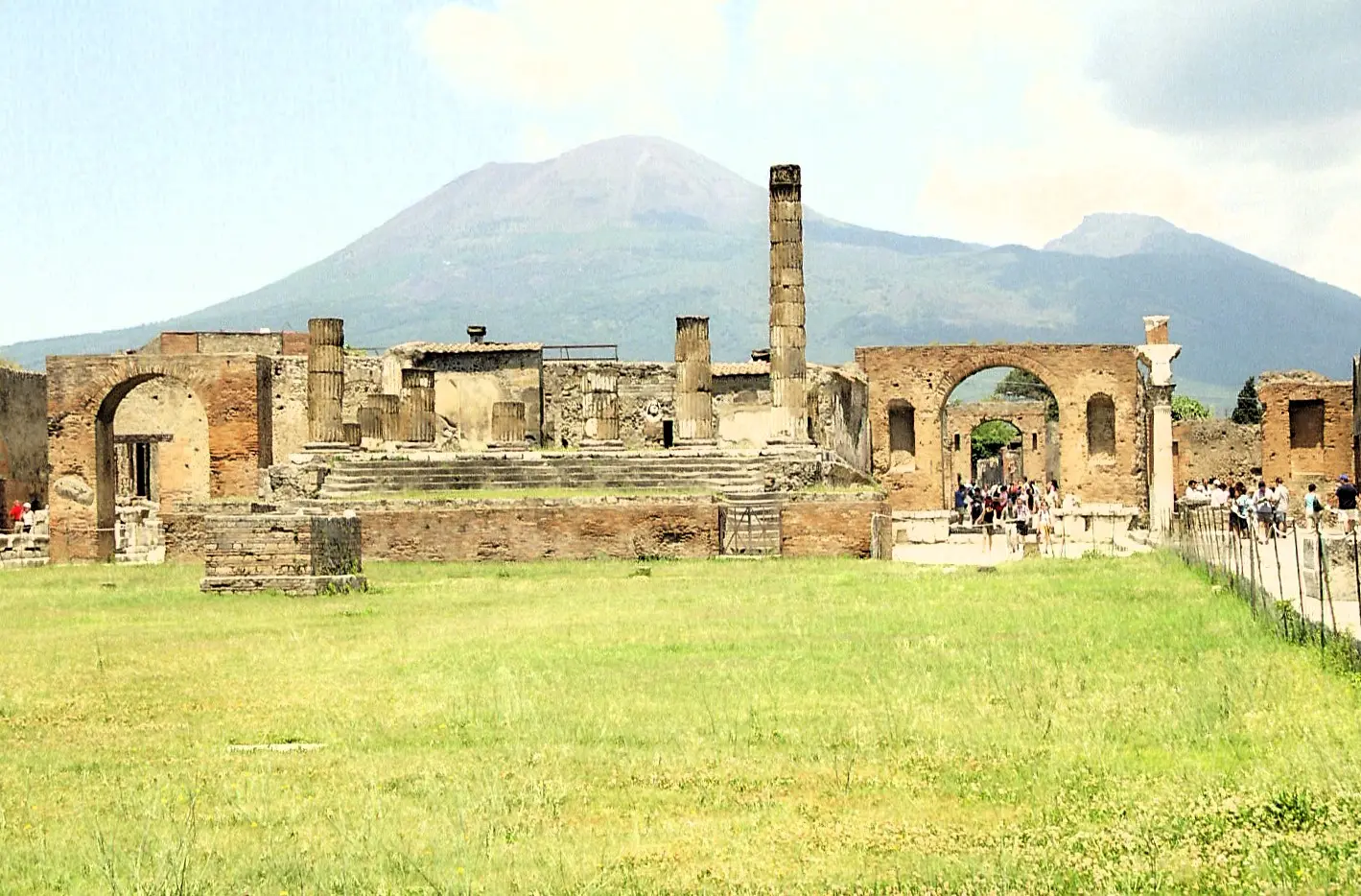 Ruinerna i Pompeji med Vesuvius i bakgrunden