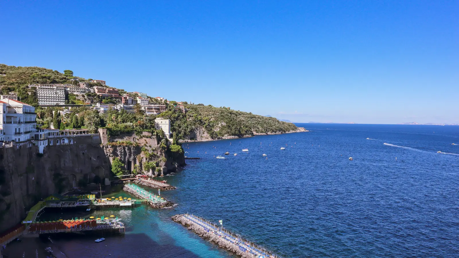 Hotell och bebyggelse på klipporna i Sorrento