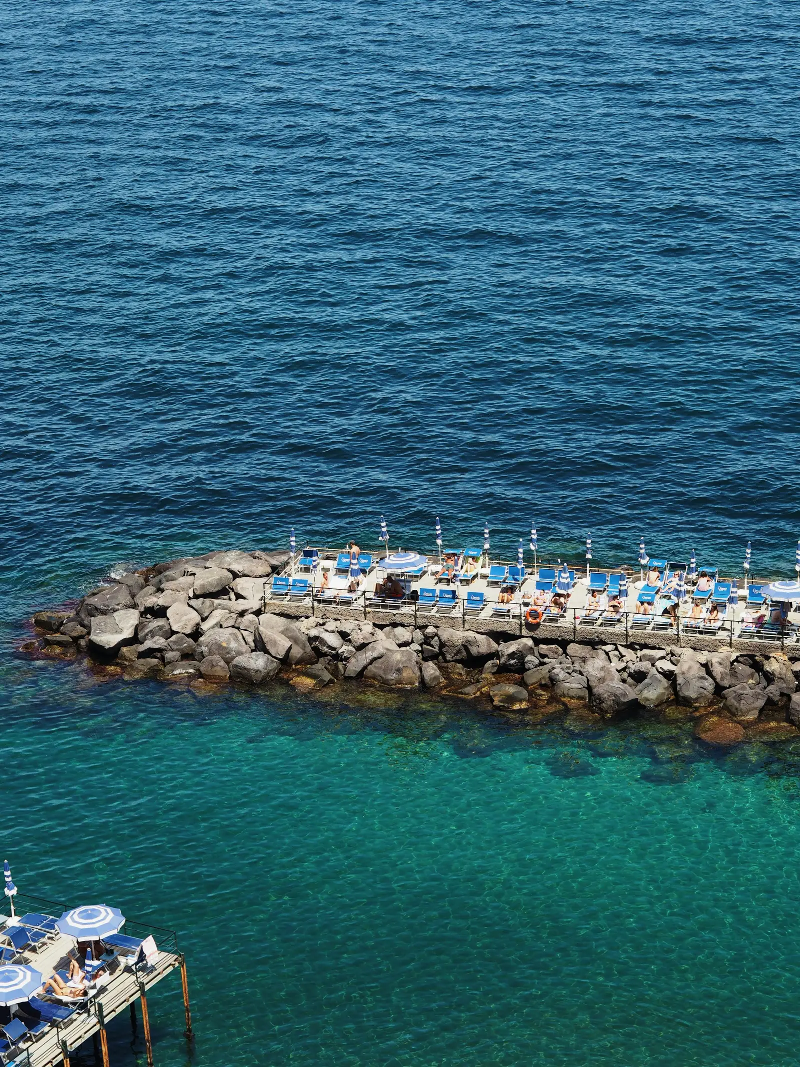 Badplattformar och hav vid Sorrento